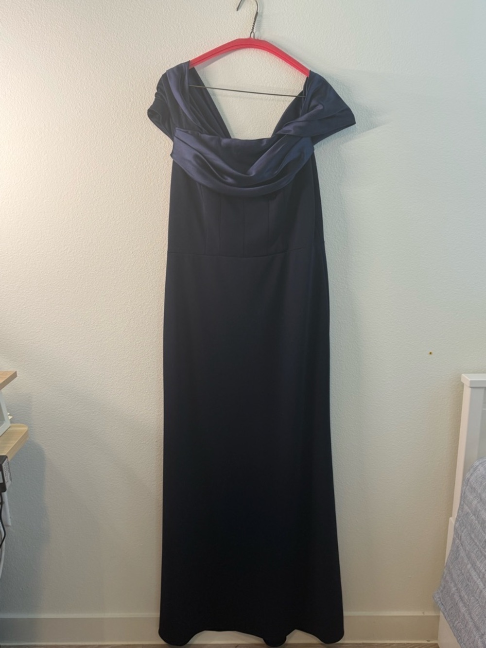 Stunning Off-Shoulder Navy Evening Gown - Picture 4 of 6
